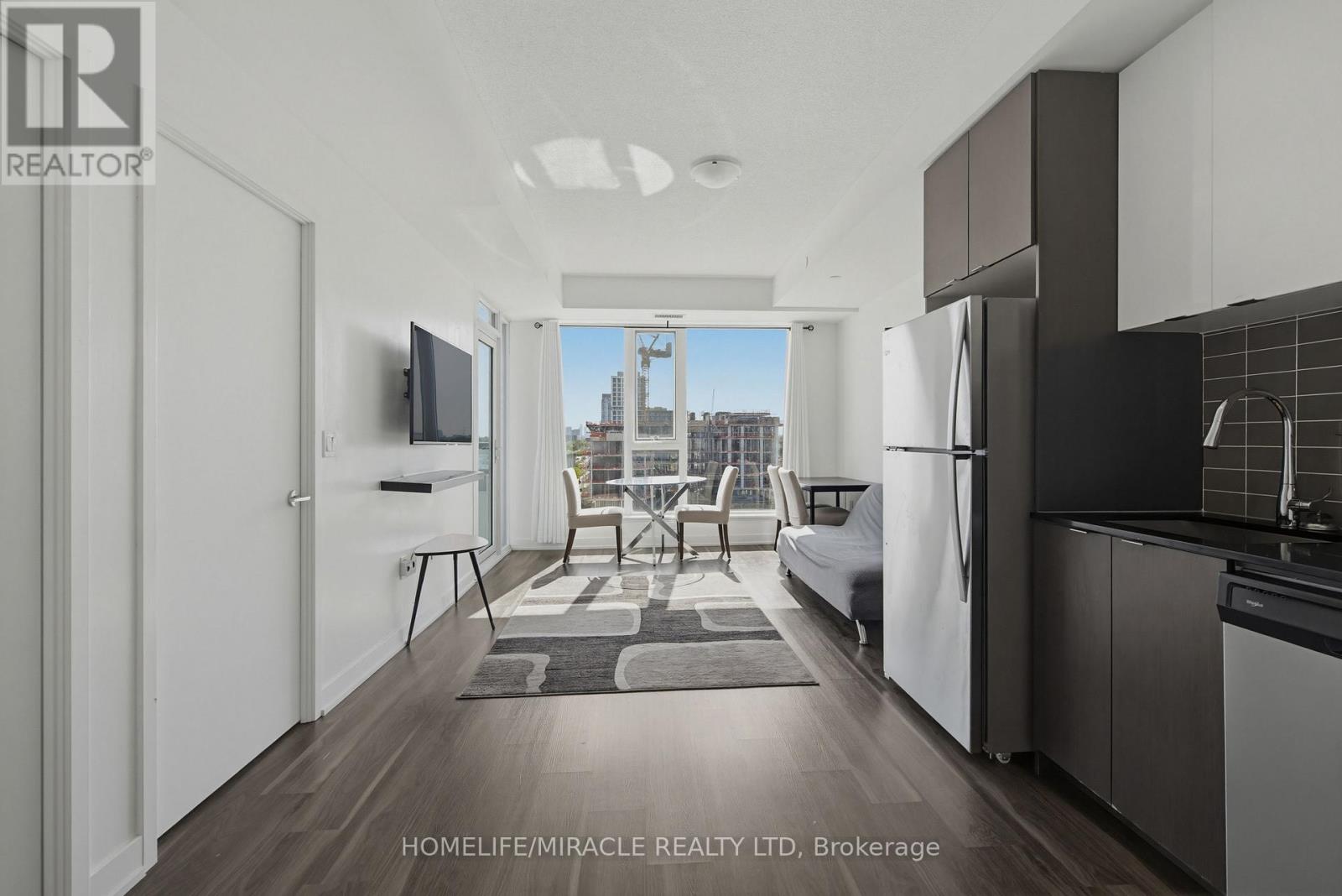 #605 859 THE QUEENSWAY - Image 8