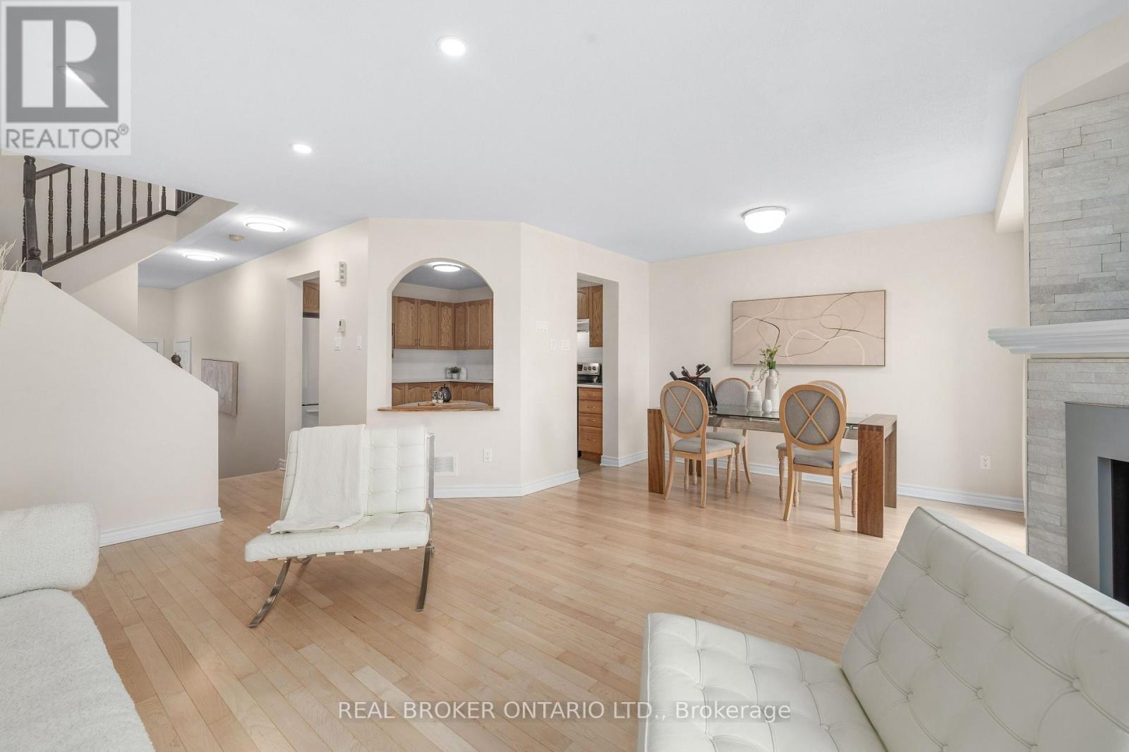 3 Bed, 3 Bath House for Sale in Ottawa – 124 SILVERMOON CRESCENT, Ottawa – MLS# X13435160 - Image 12