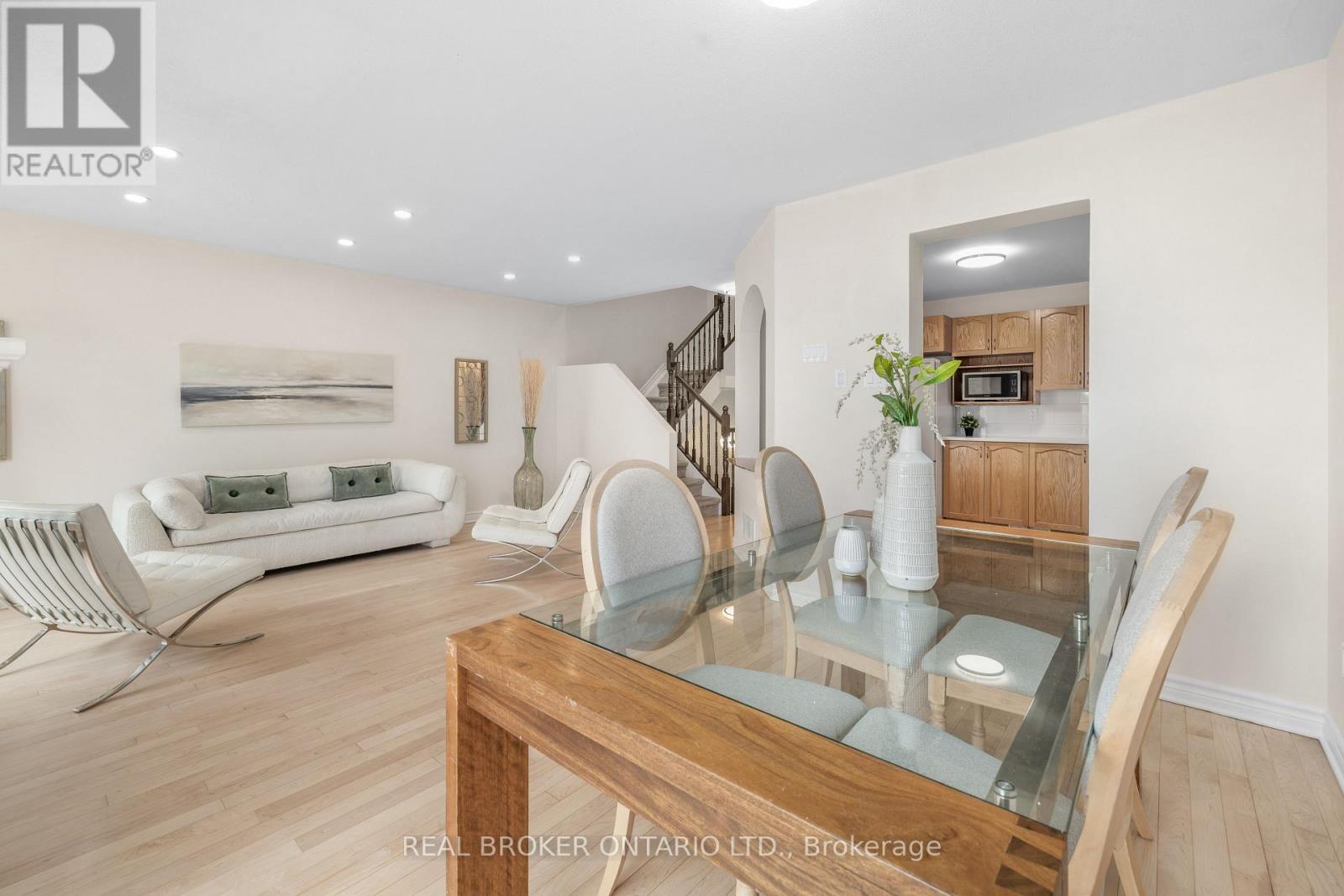 3 Bed, 3 Bath House for Sale in Ottawa – 124 SILVERMOON CRESCENT, Ottawa – MLS# X13435160 - Image 16