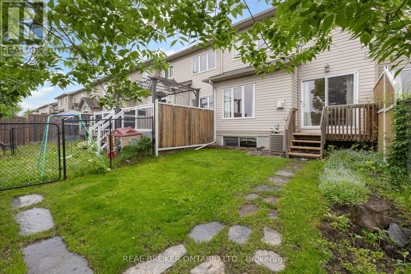 3 Bed, 3 Bath House for Sale in Ottawa – 124 SILVERMOON CRESCENT, Ottawa – MLS# X13435160 - Image 43