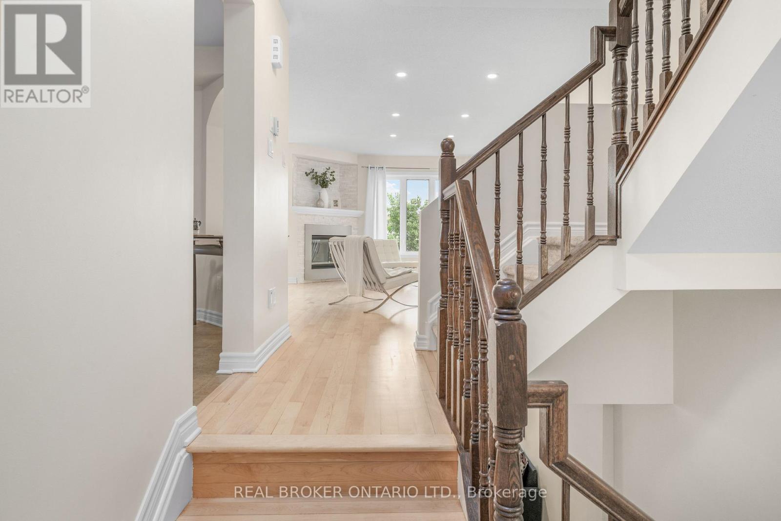 3 Bed, 3 Bath House for Sale in Ottawa – 124 SILVERMOON CRESCENT, Ottawa – MLS# X13435160 - Image 7