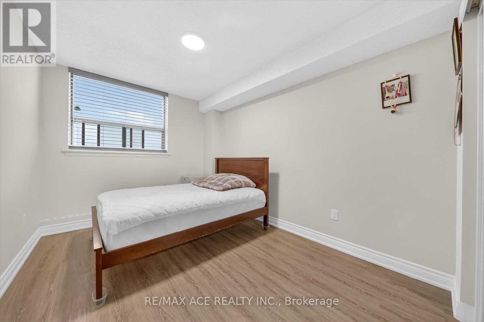 #1414 100 WINGARDEN COURT - 18