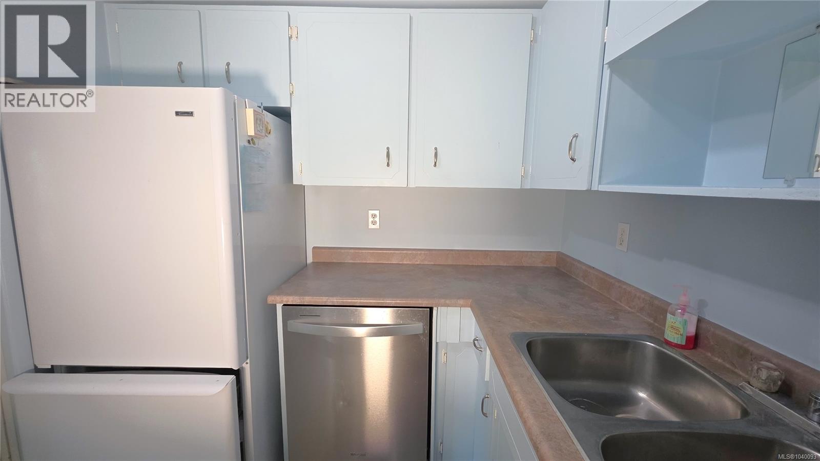 #412 1525 Hillside Ave - 14