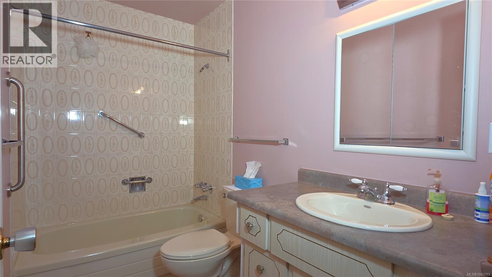 #412 1525 Hillside Ave - 20