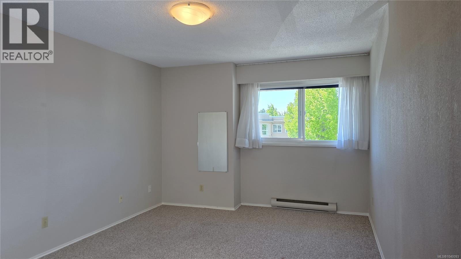 #412 1525 Hillside Ave - 18