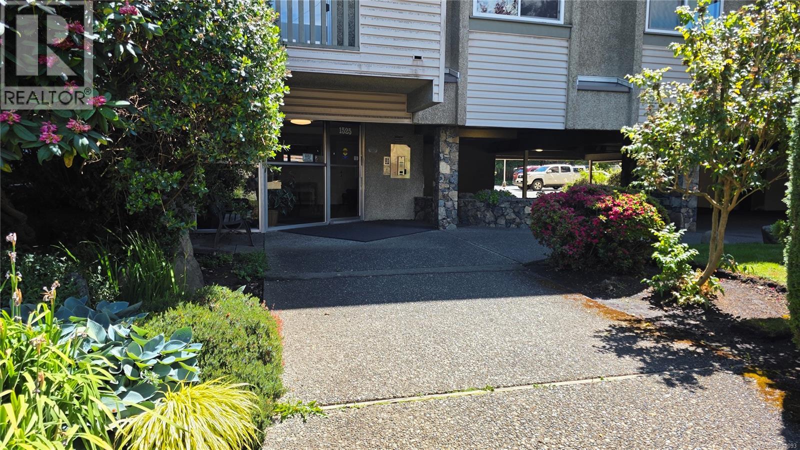 #412 1525 Hillside Ave - 28