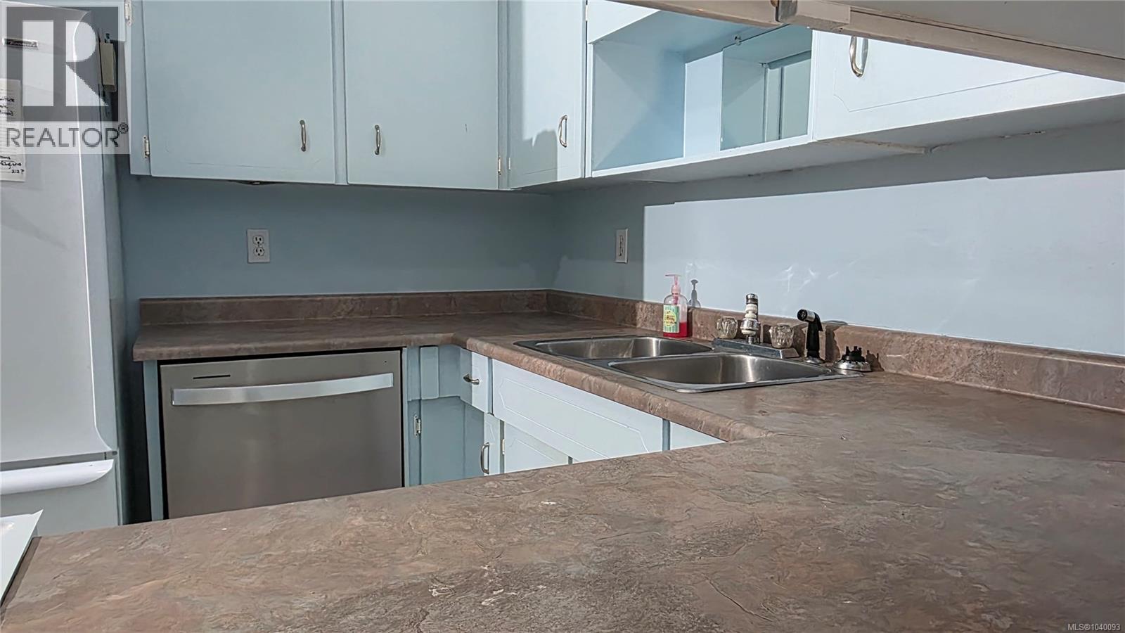 #412 1525 Hillside Ave - 12