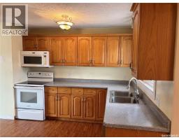 Mud room - 141 Stewart Crescent, Kindersley, SK S0L1S1 Photo 9