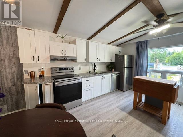 5 LAUREL LANE - 26