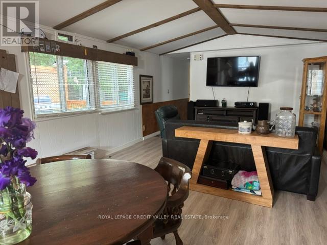 5 LAUREL LANE - 32
