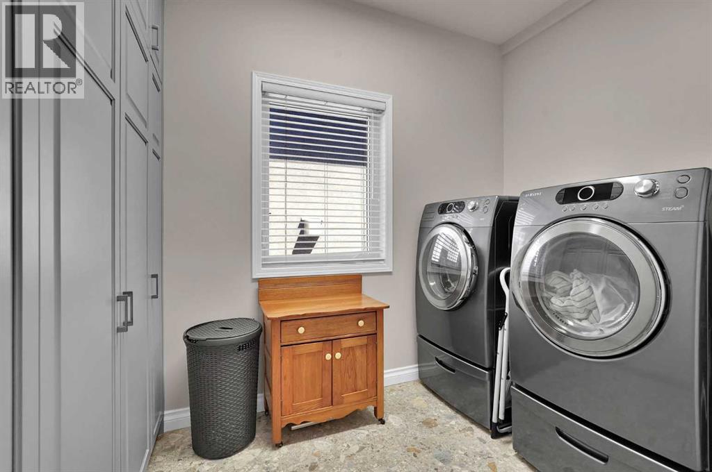 Main level washer / dryer
