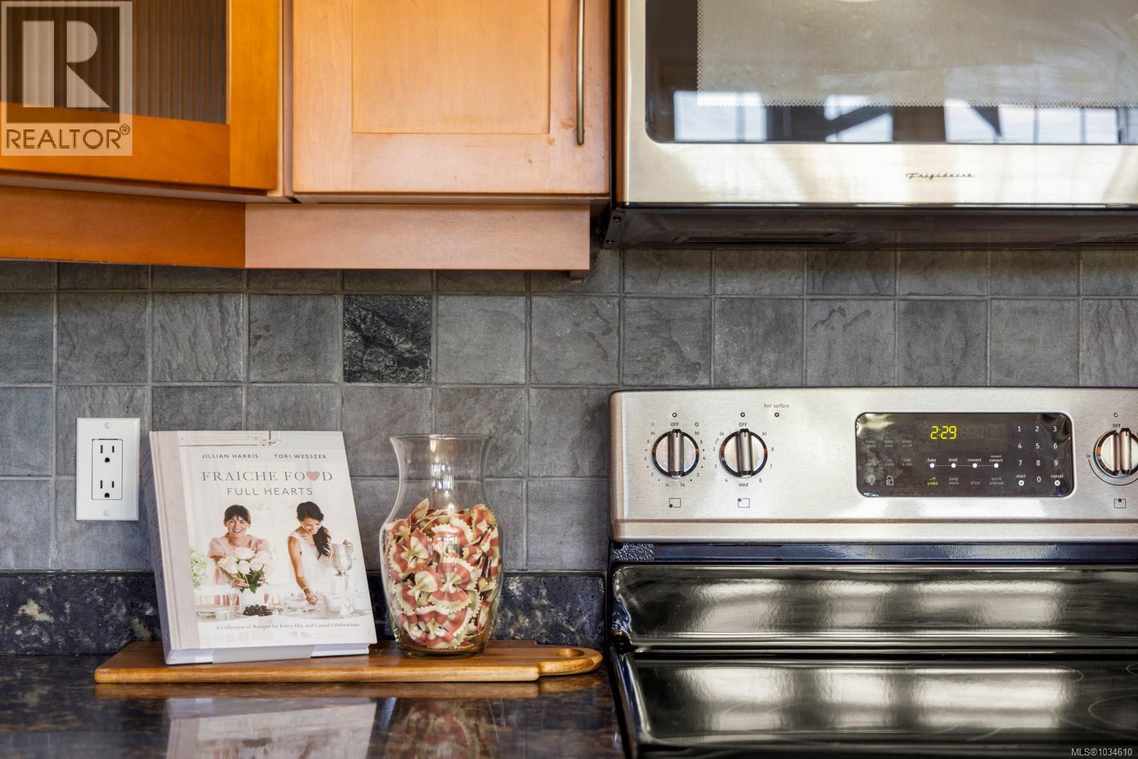 211 4480 Chatterton Way, Saanich