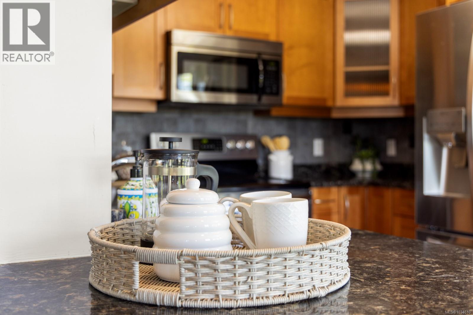 211 4480 Chatterton Way, Saanich
