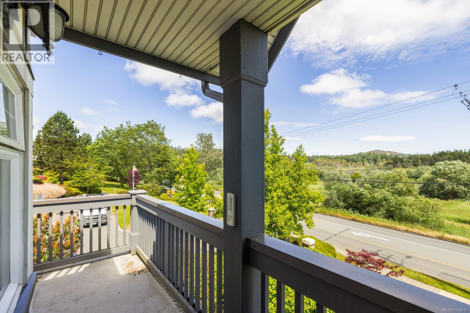 211 4480 Chatterton Way, Saanich