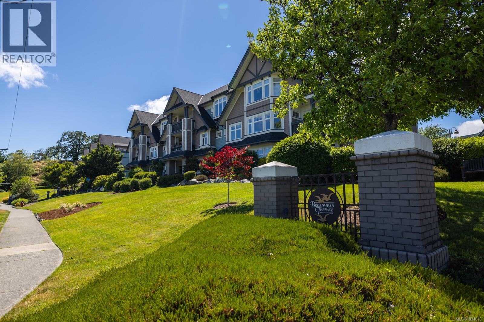 211 4480 Chatterton Way, Saanich