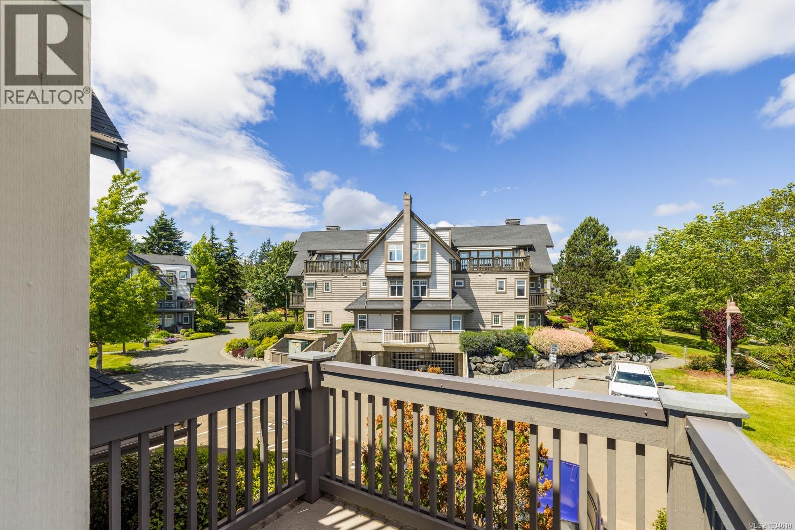 211 4480 Chatterton Way, Saanich