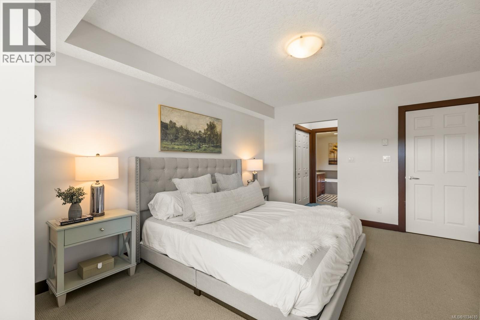 211 4480 Chatterton Way, Saanich