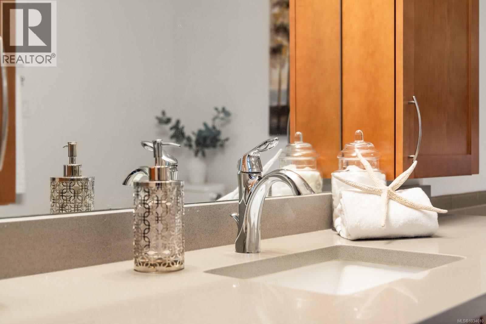 211 4480 Chatterton Way, Saanich