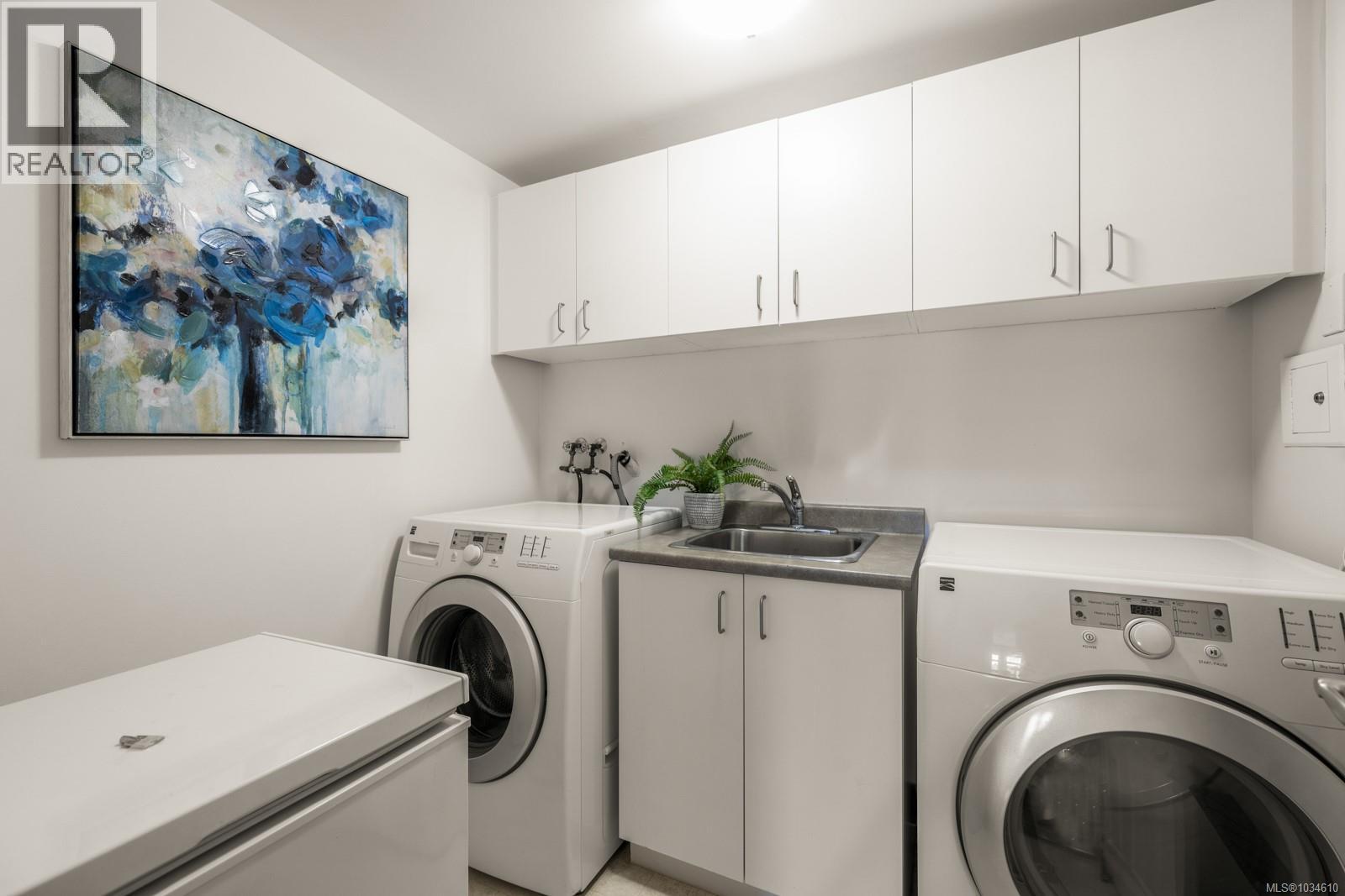 211 4480 Chatterton Way, Saanich