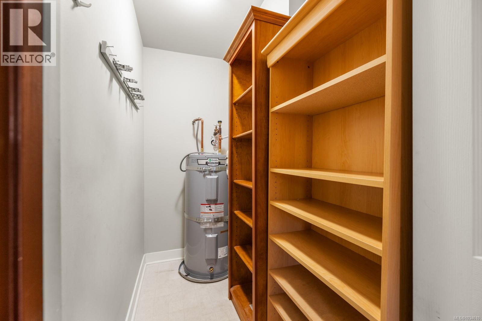 211 4480 Chatterton Way, Saanich