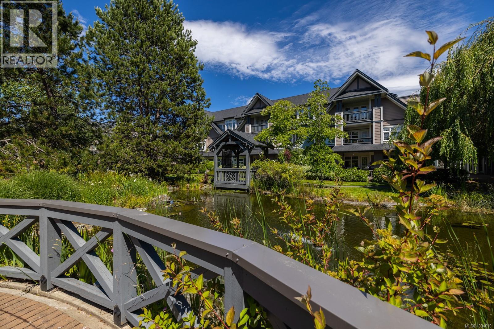 211 4480 Chatterton Way, Saanich