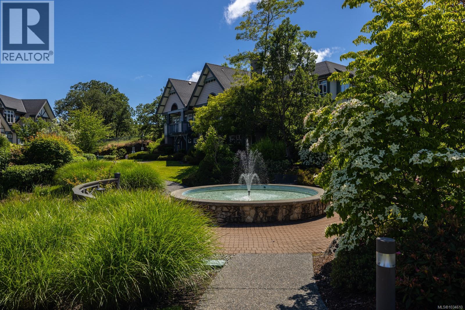 211 4480 Chatterton Way, Saanich