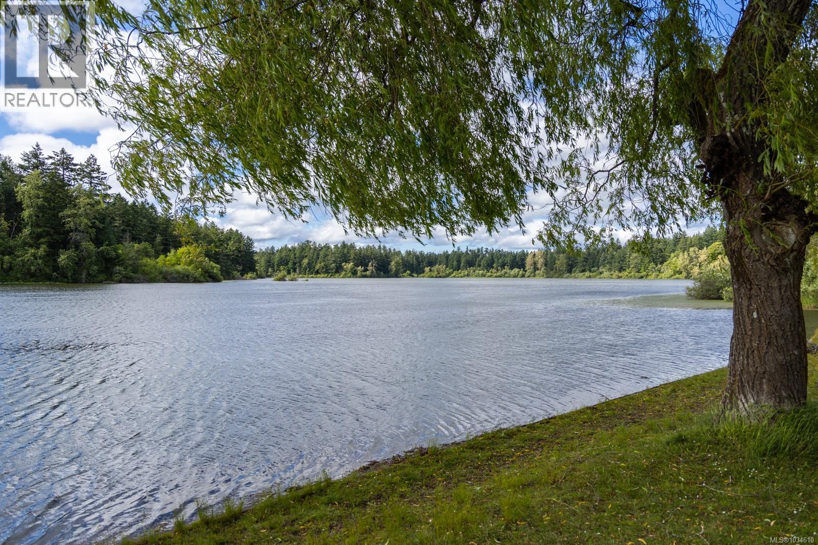 211 4480 Chatterton Way, Saanich