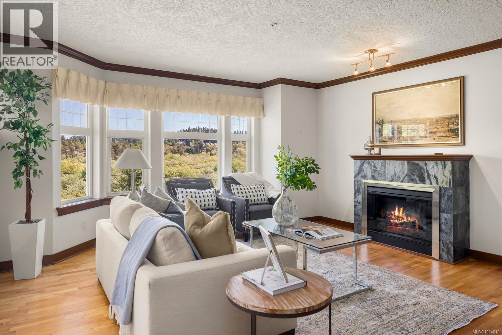 211 4480 Chatterton Way, Saanich