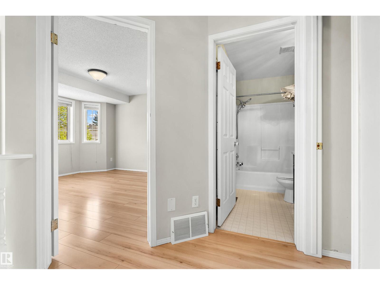 #32 3311 58 ST NW - 17