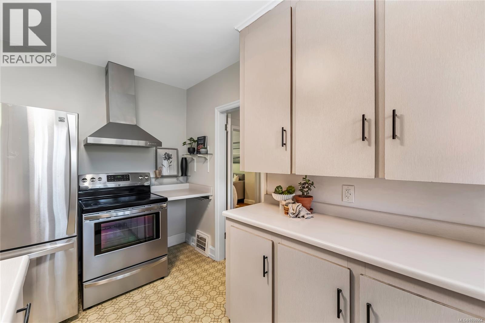  990 Hampshire Road, Oak Bay