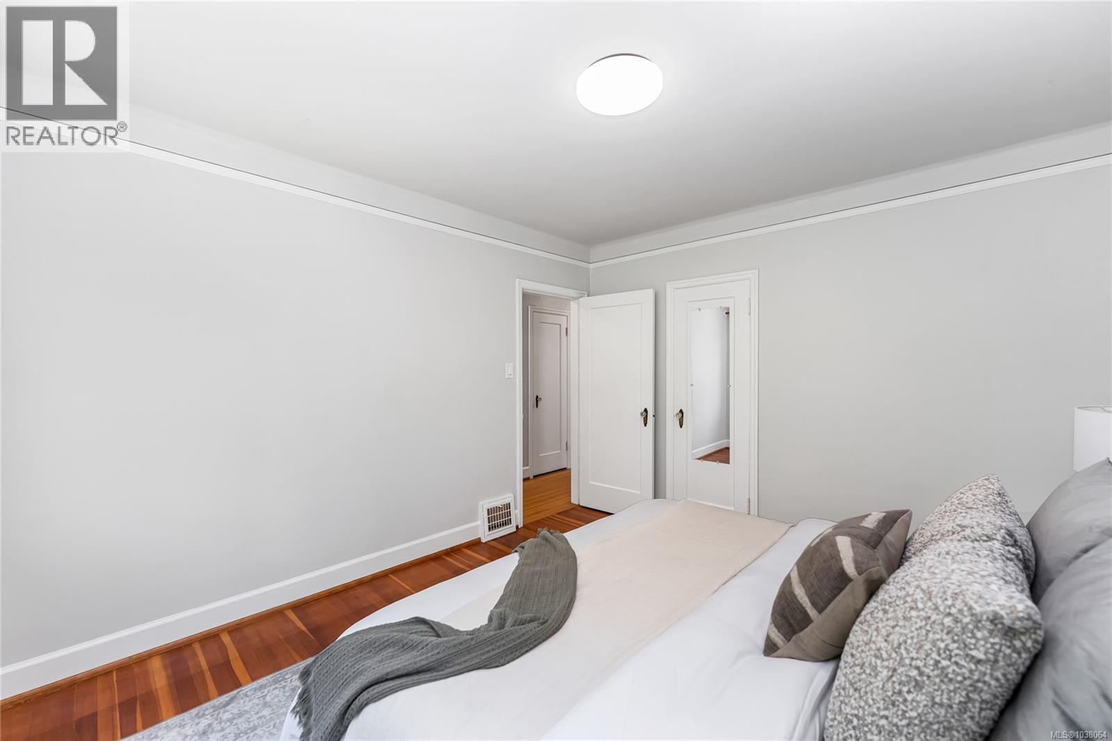  990 Hampshire Road, Oak Bay