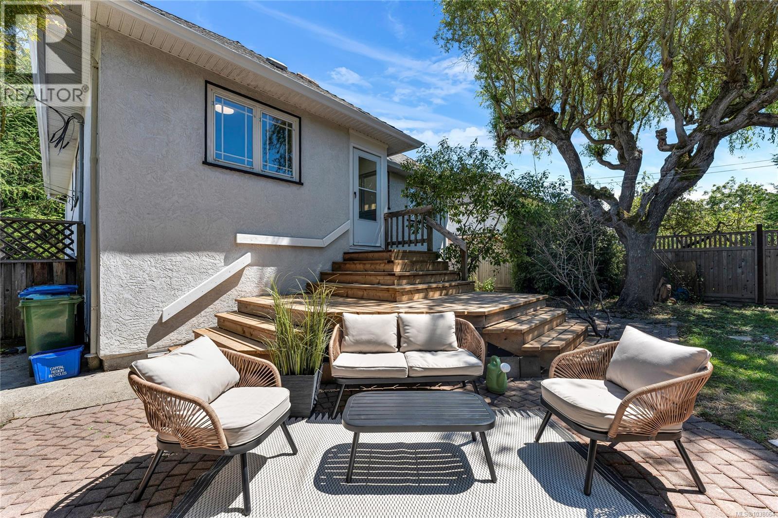  990 Hampshire Road, Oak Bay
