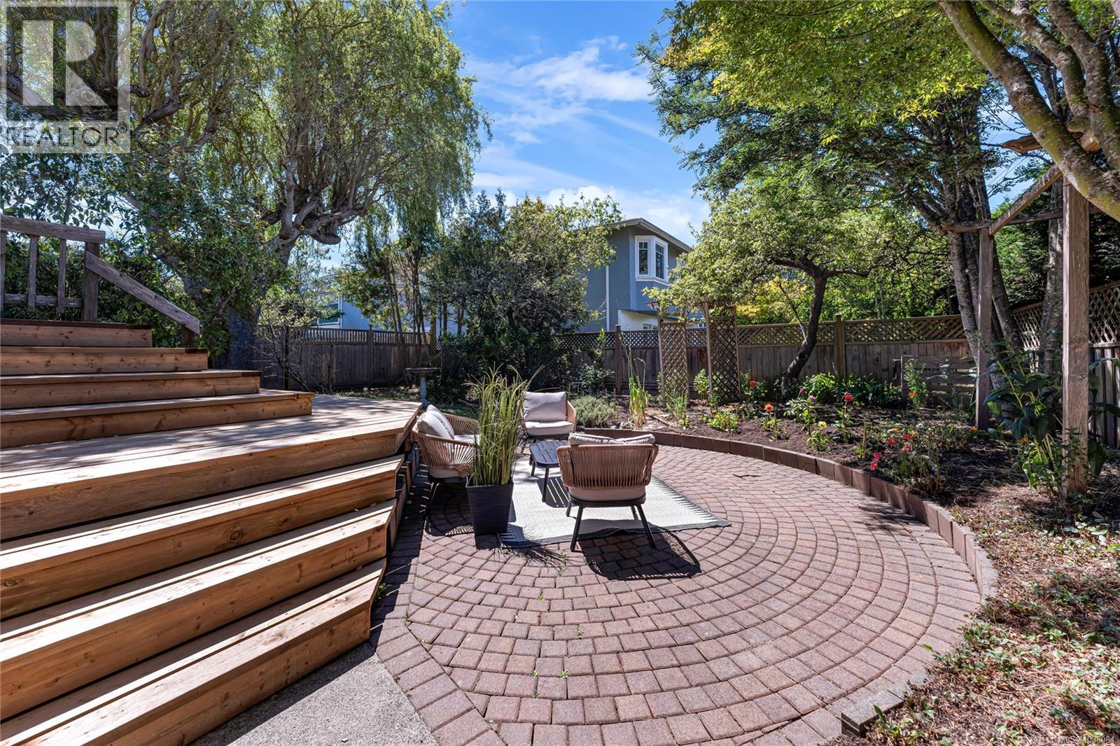  990 Hampshire Road, Oak Bay