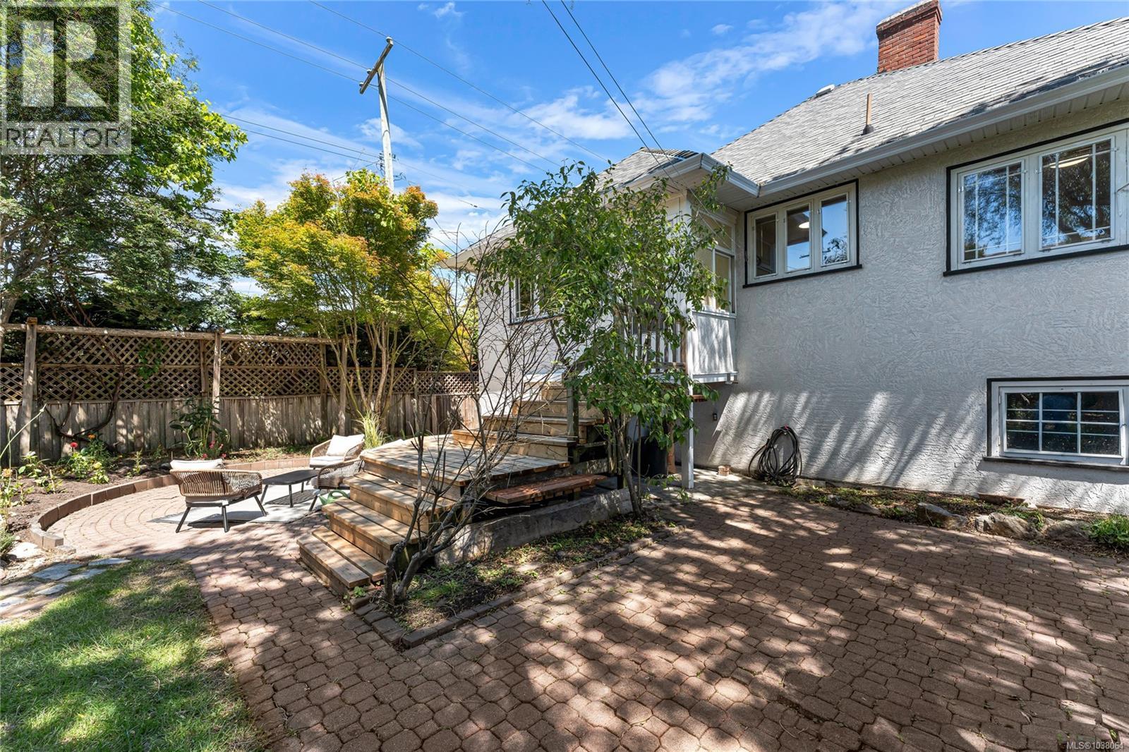  990 Hampshire Road, Oak Bay