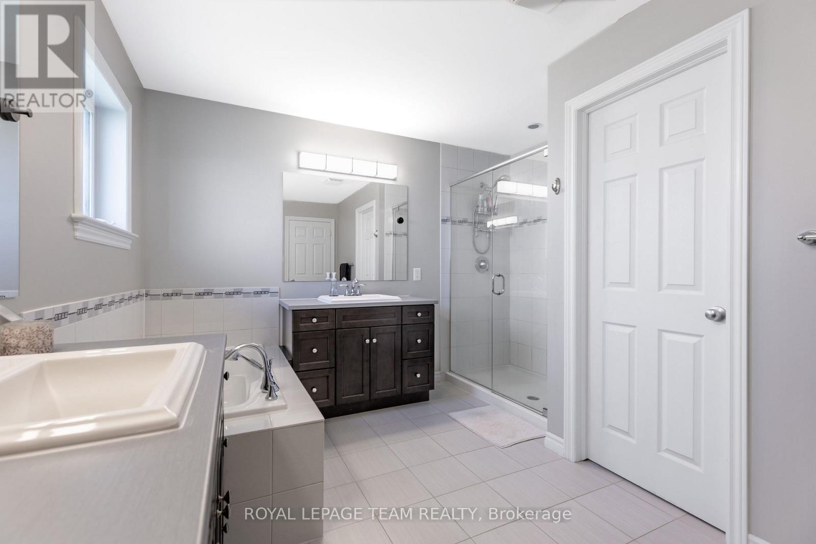 512 BRECCIA HEIGHTS — photo 31 of 47