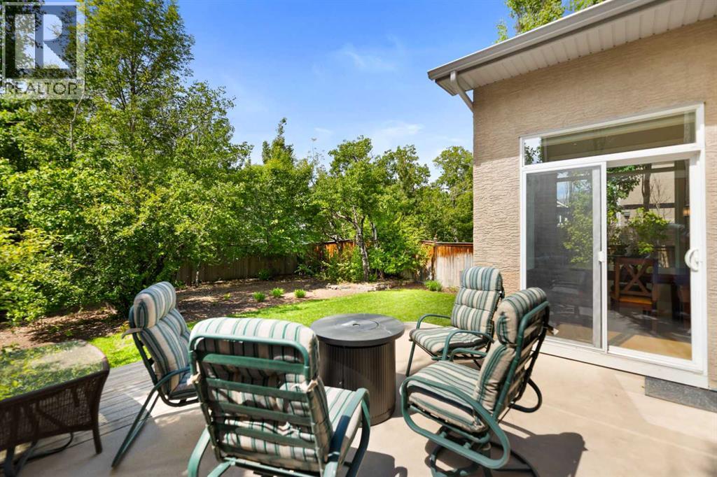 Large deck off nook
