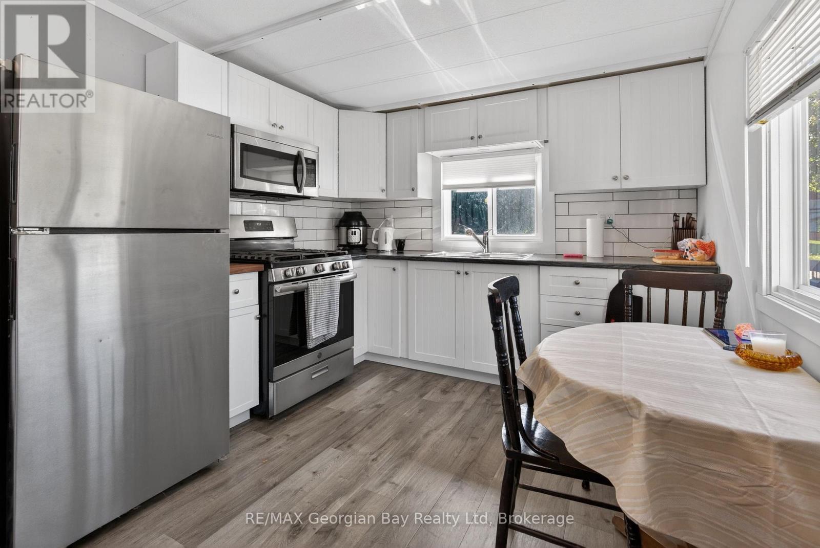 24 LAKESHORE ROAD - 3