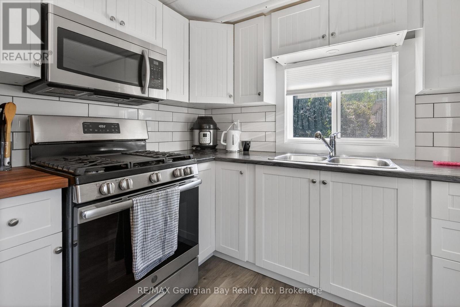 24 LAKESHORE ROAD - 5