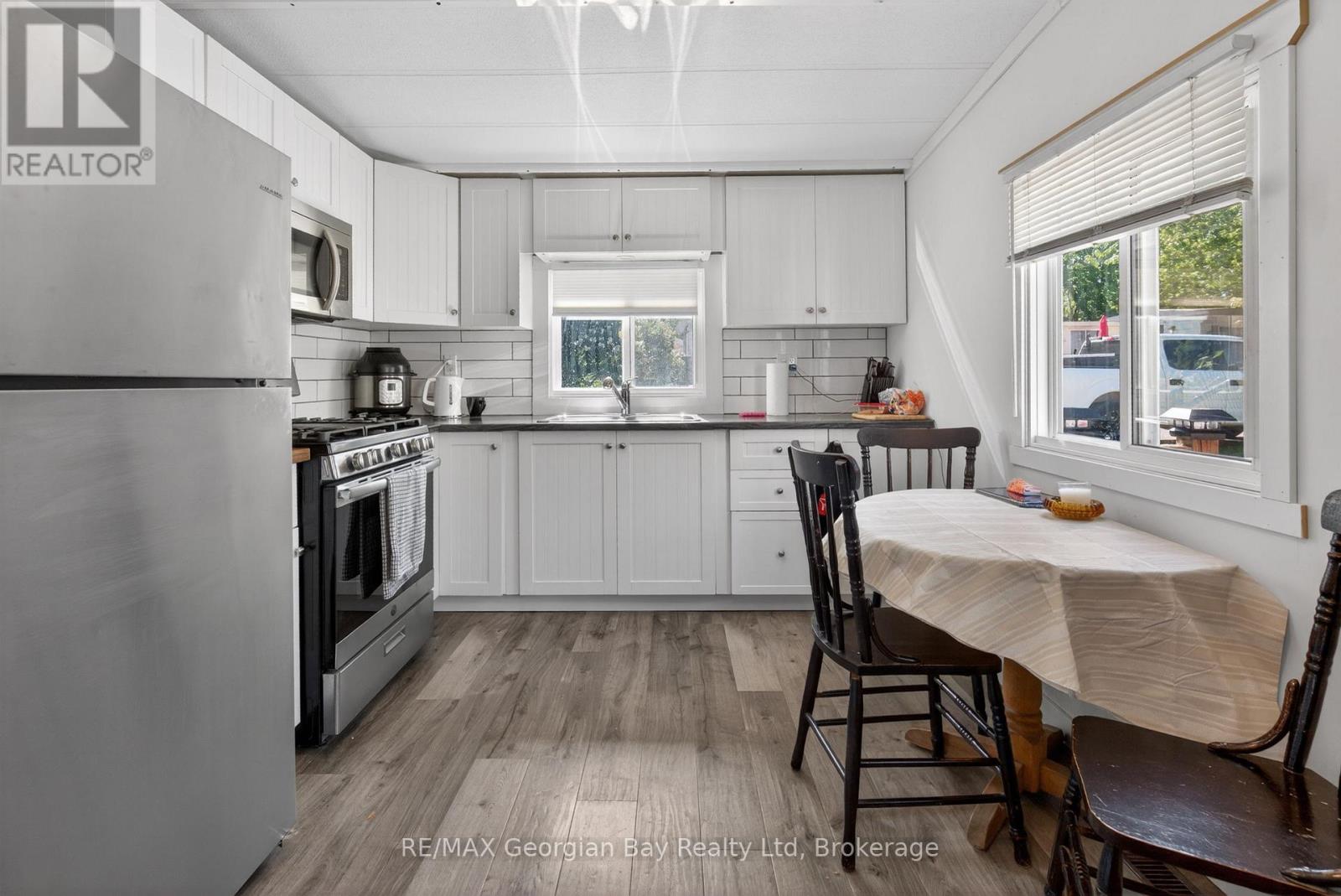 24 LAKESHORE ROAD - 4