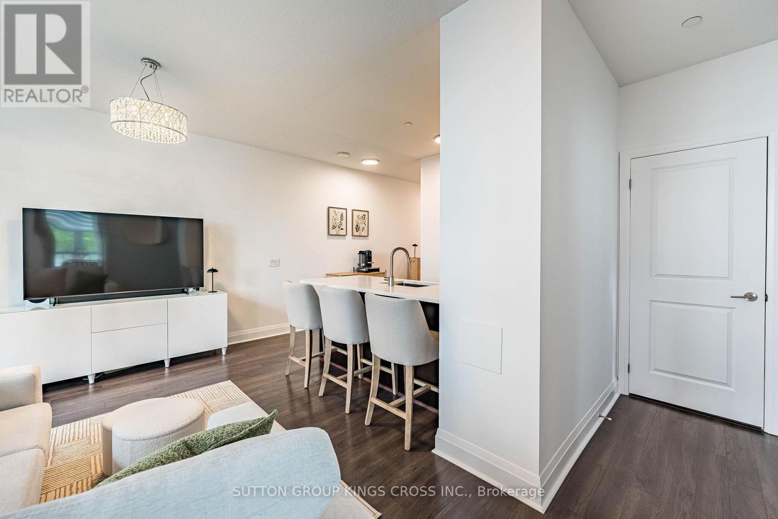 #202 15 ZORRA STREET - 15