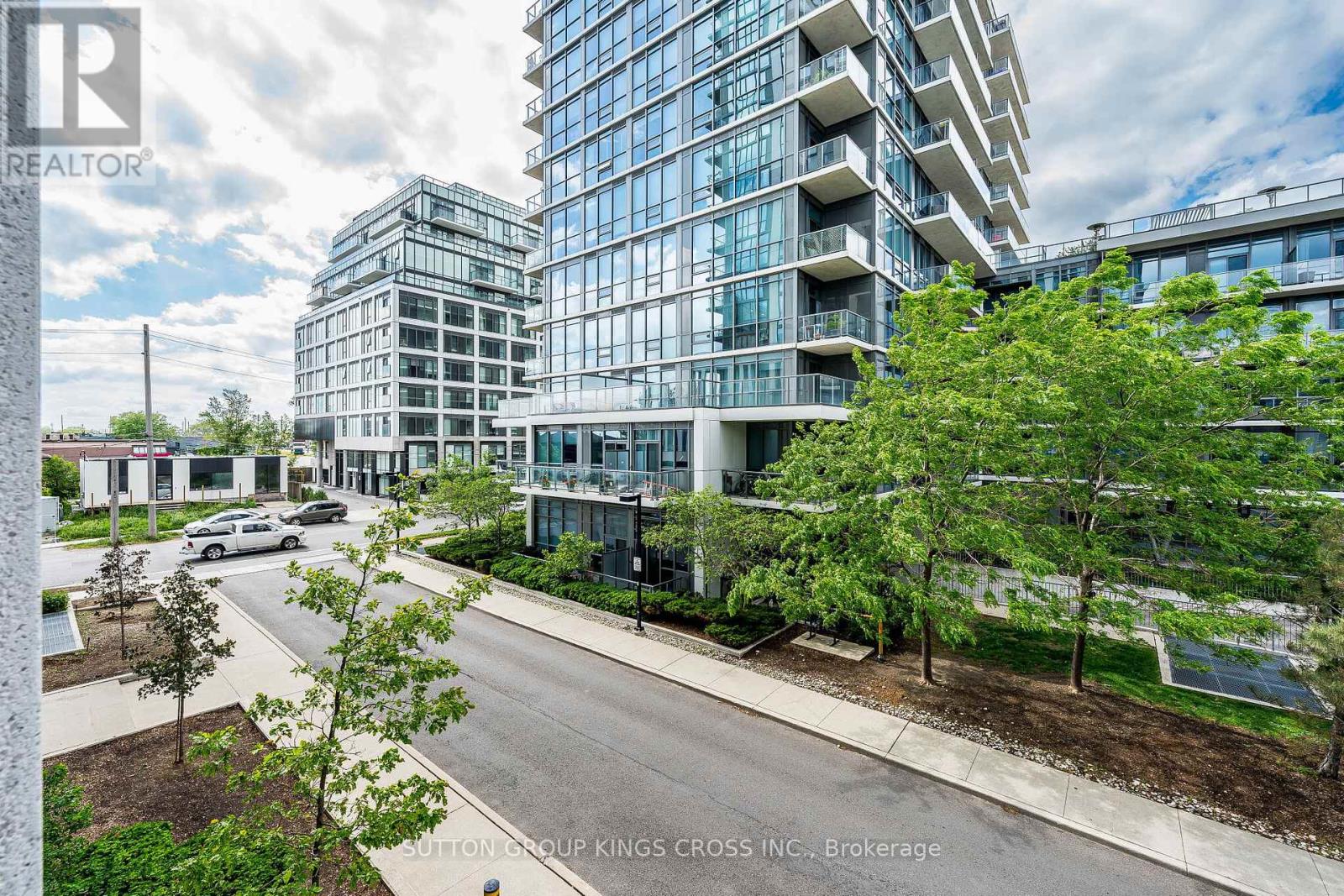 #202 15 ZORRA STREET - 39