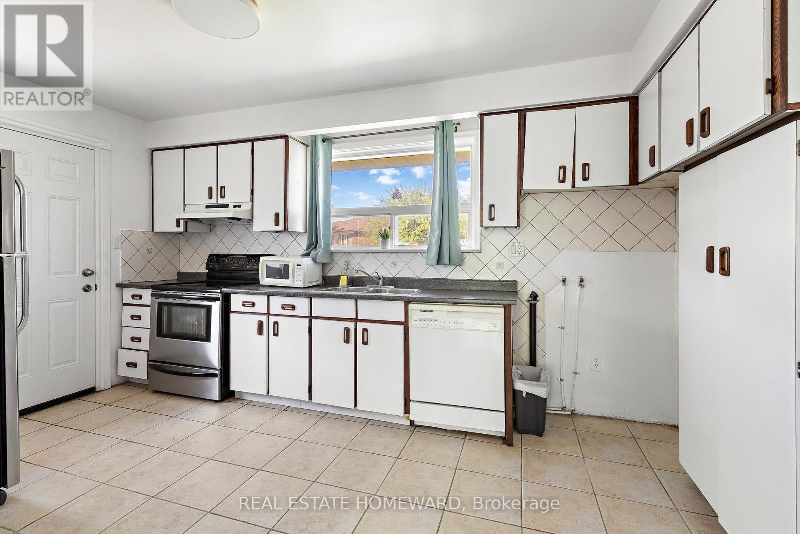 85 LETCHWORTH CRESCENT - 7