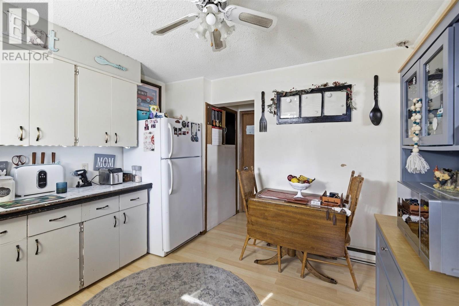 689 Wellington ST W - 8