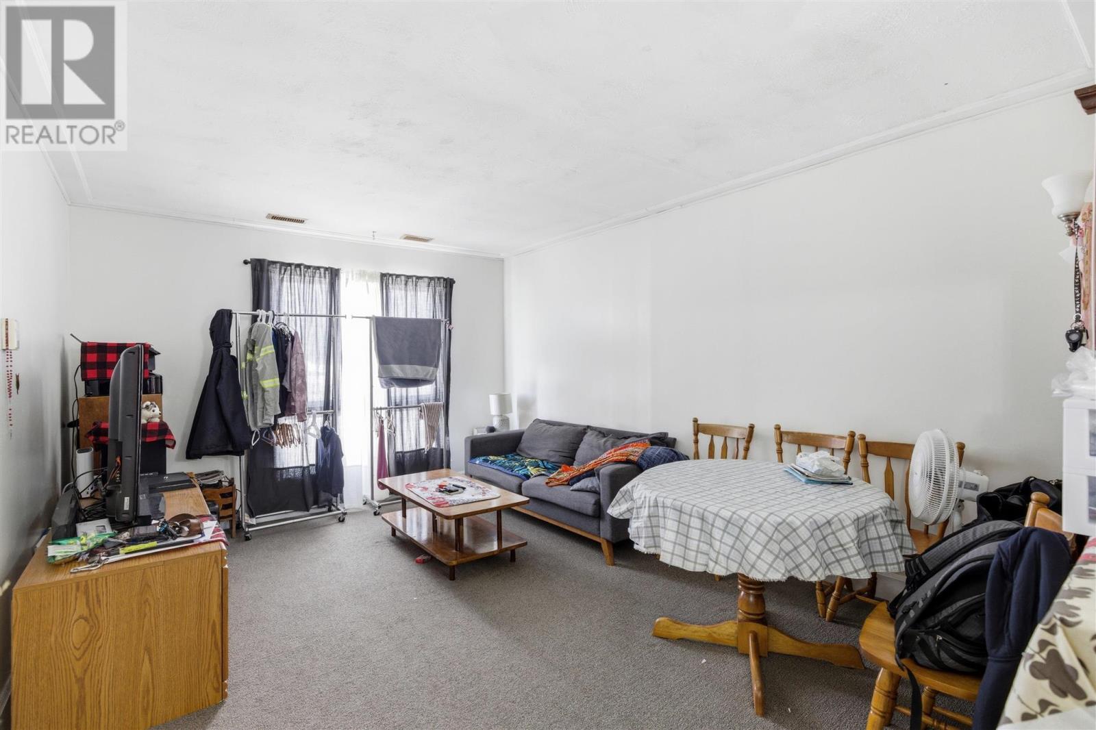 689 Wellington ST W - 19