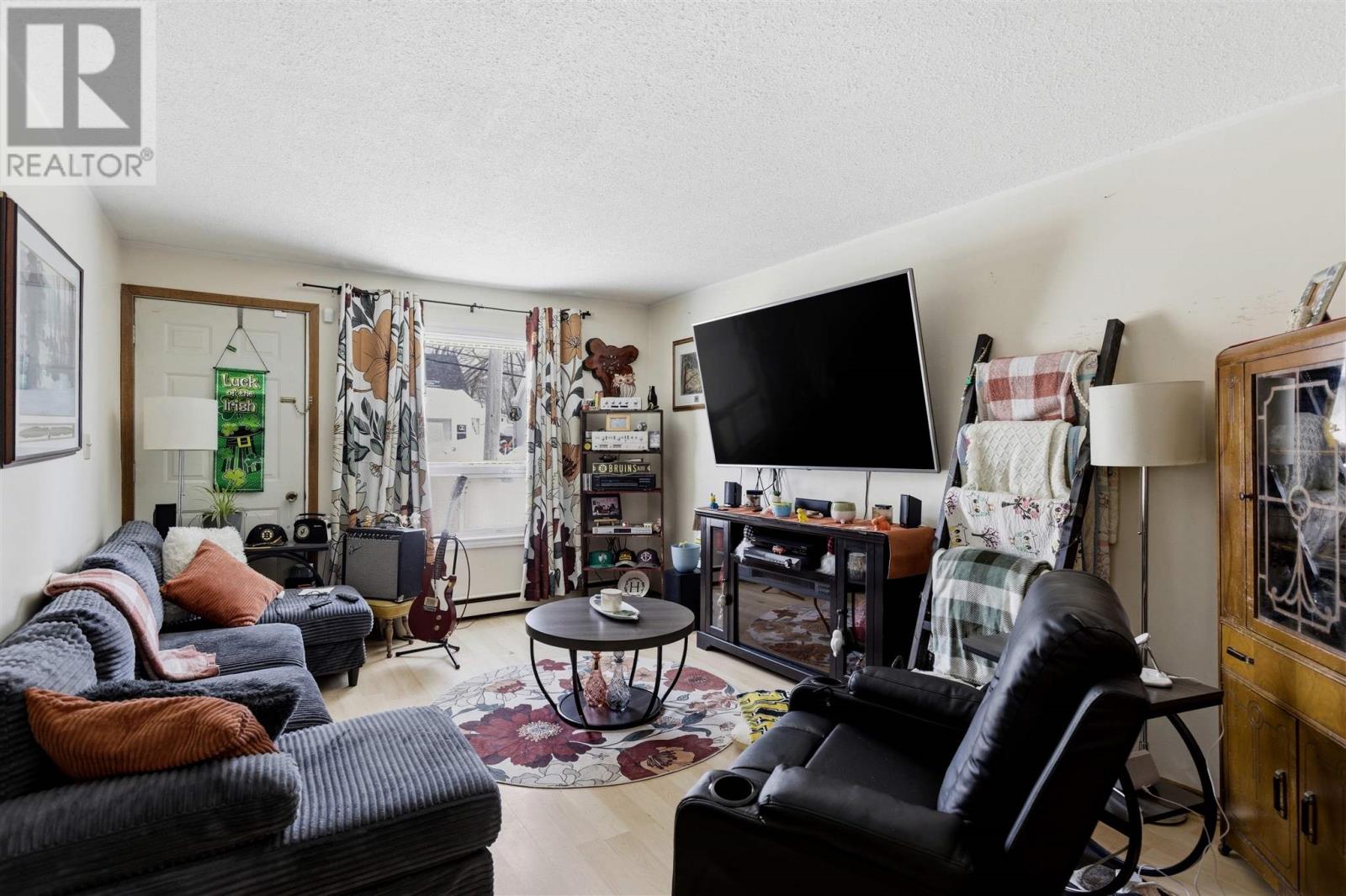 689 Wellington ST W - 3