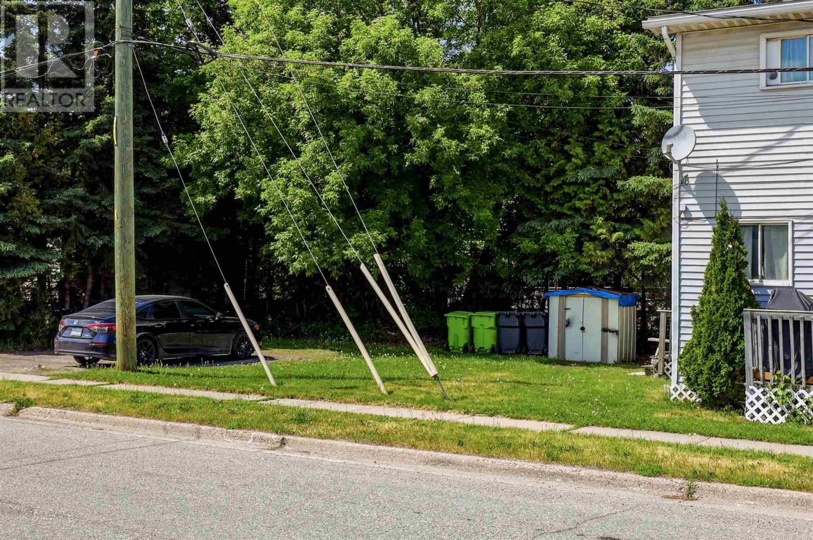 689 Wellington ST W - 33