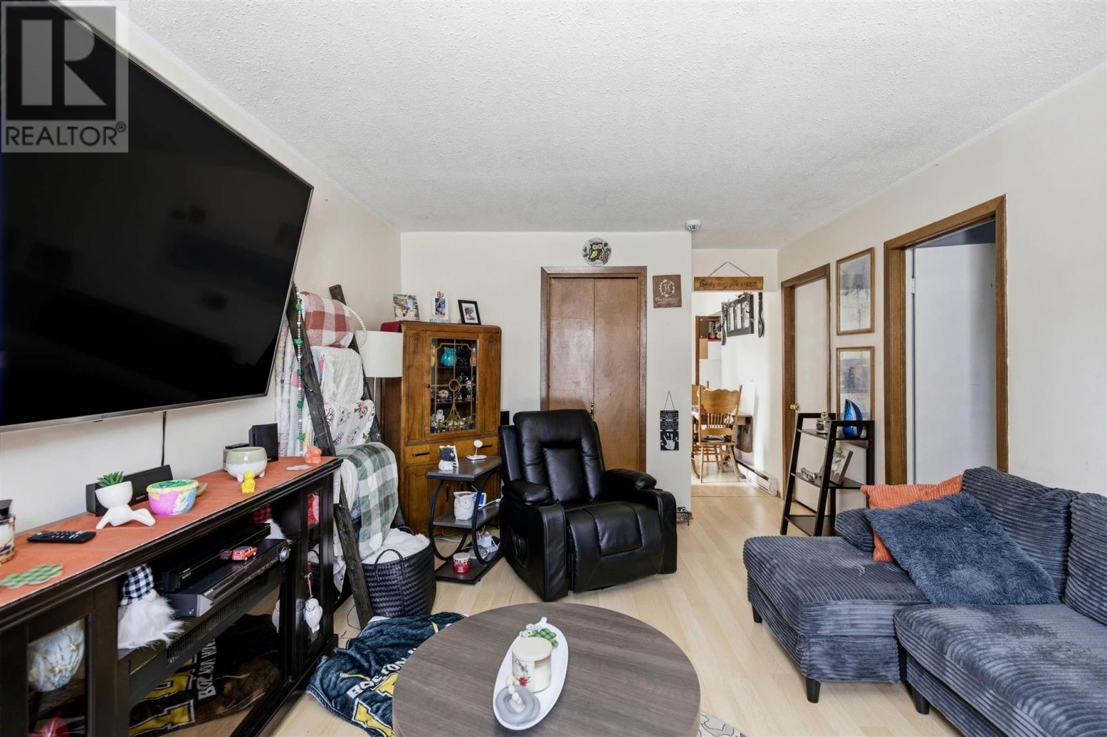 689 Wellington ST W - 5