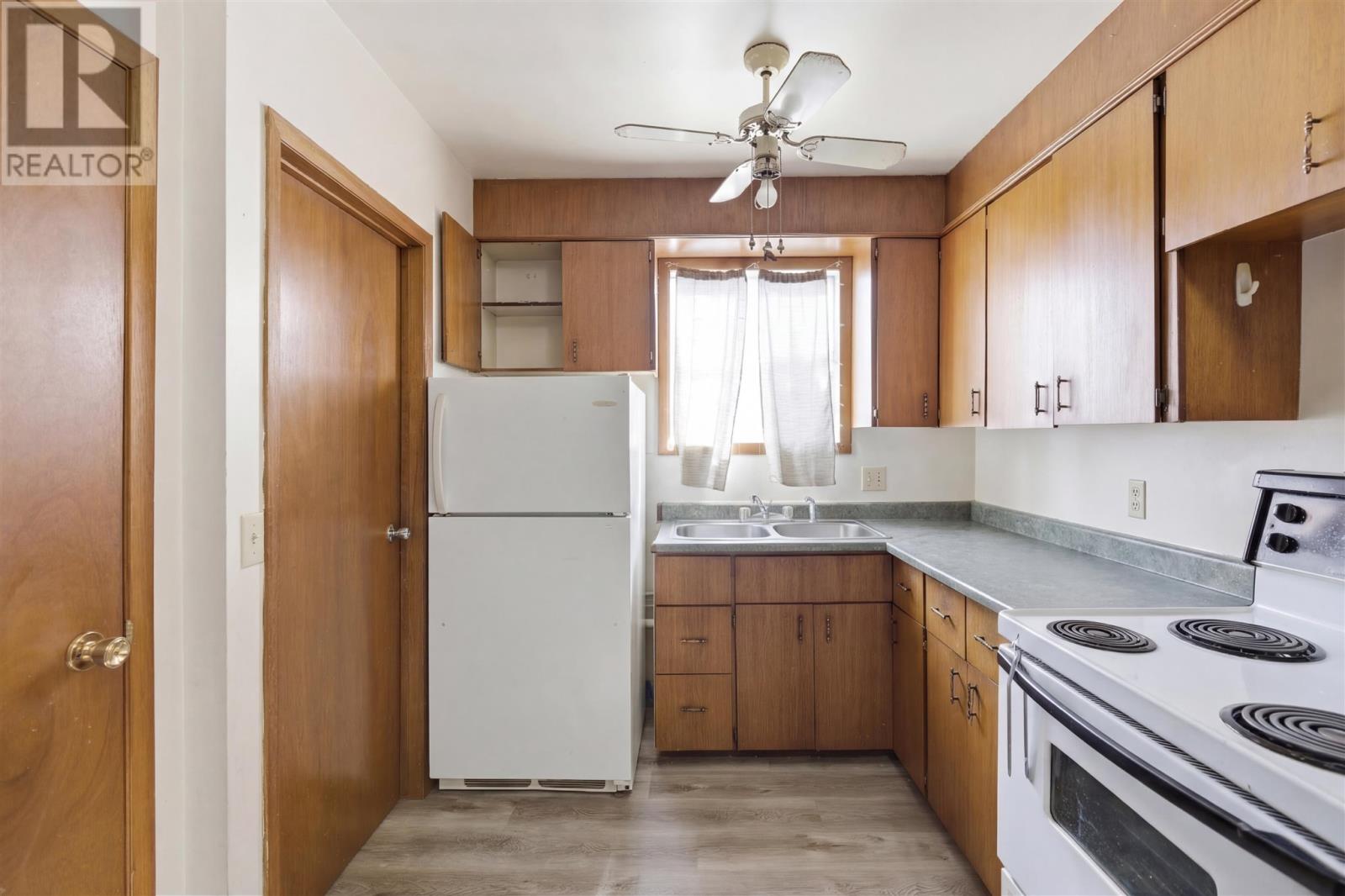 689 Wellington ST W - 26