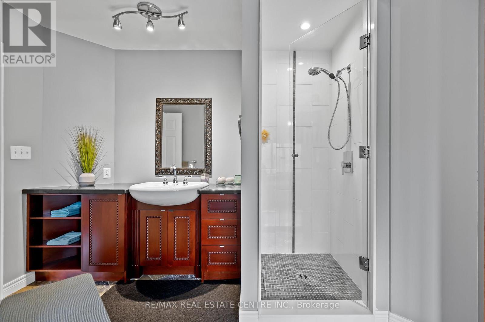 1 BROWN AVENUE - 32