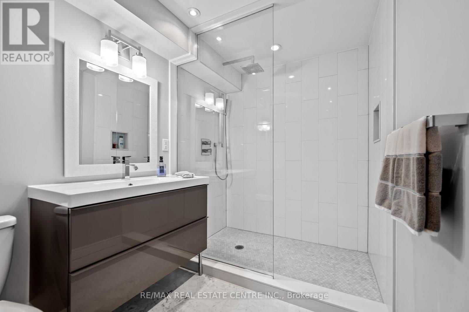 1 BROWN AVENUE - 33